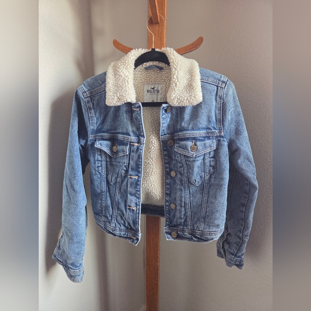 Hollister Classic Blue Jean Jacket with Cream Sherpa Collar